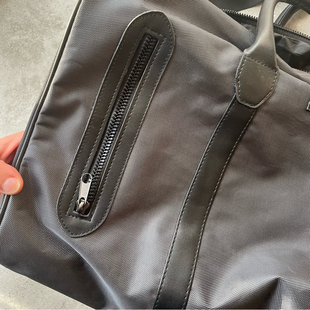 Kenneth Cole Weekender Bag - Picture 4 of 8